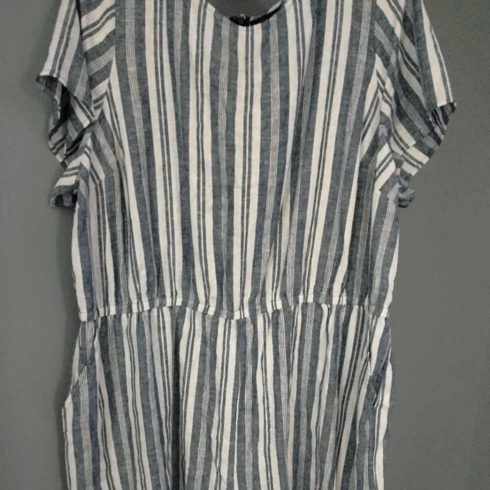 Plus Size One piece shorts romper wth Zipper closure Size 22 Blue and White